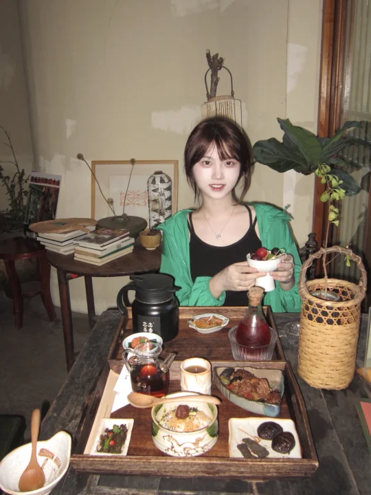 女大学生|探索十八梯里的新中式茶香秘境