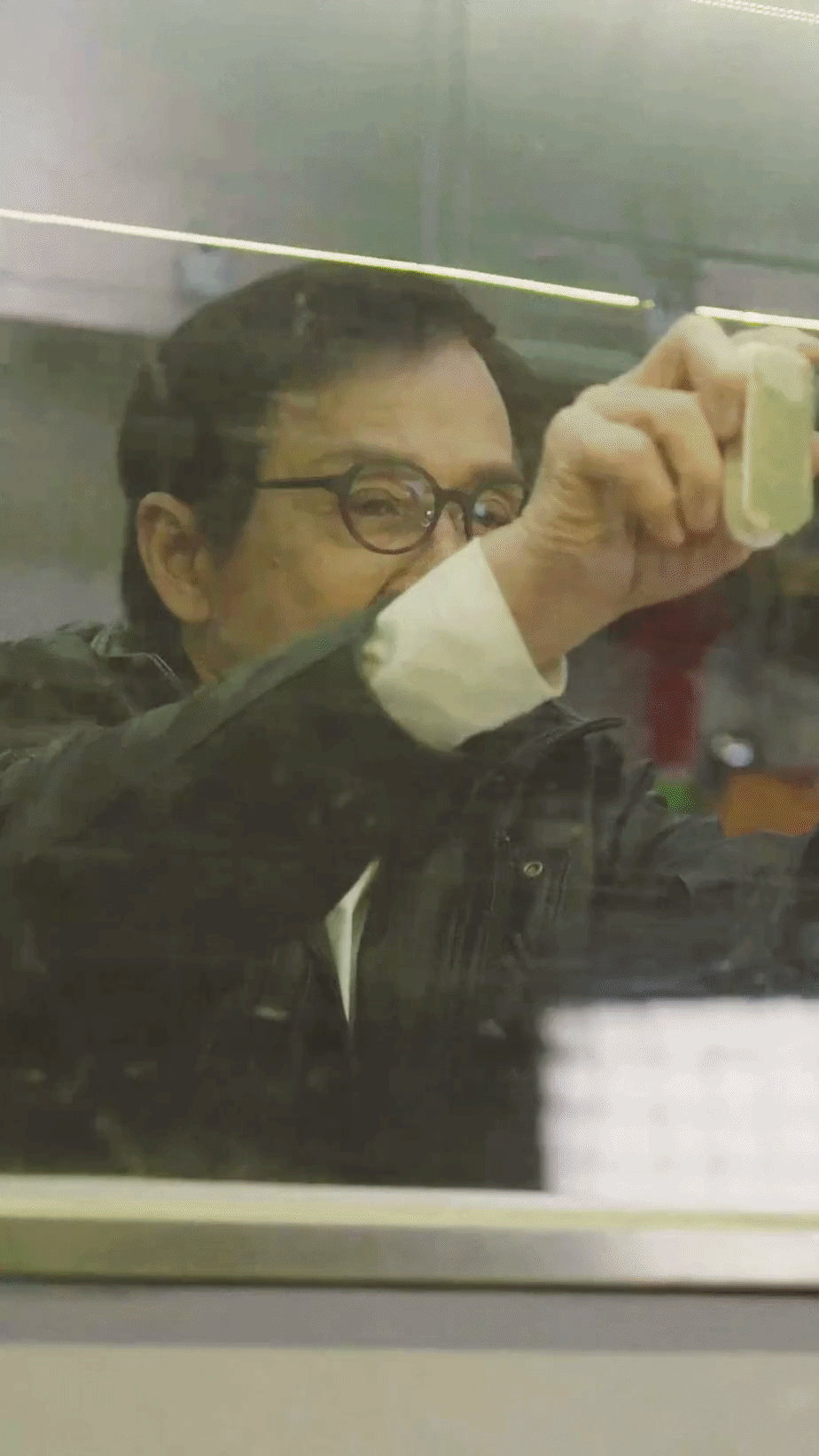 有时候会说话也是一门艺术有人问三小时如何睡满八小时，成龙幽默回应在梦里再睡一觉，