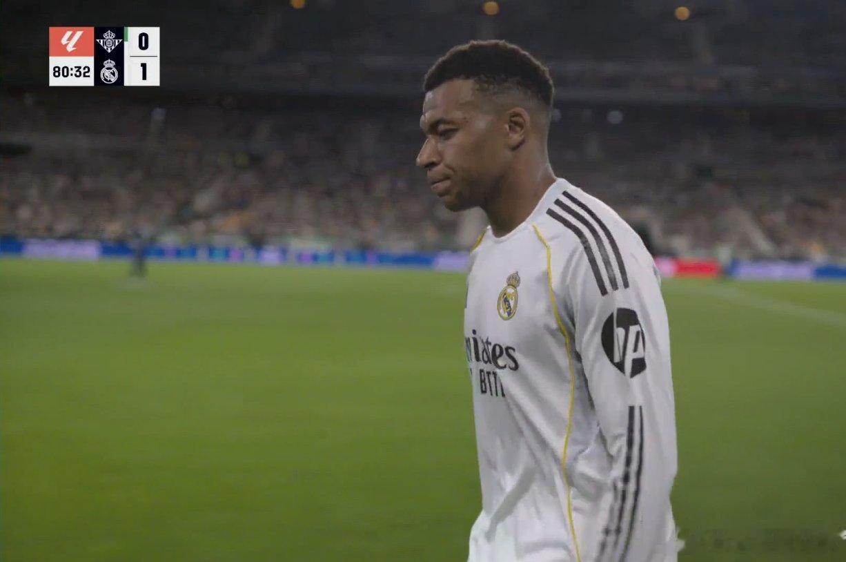 【姆巴佩腿筋受伤主动要求下场】皇马不仅周五在西甲丢了分，更让人揪心的是姆巴佩的伤