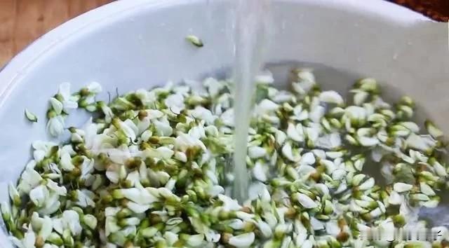 【吃了30年槐花，终于知道存放的方法，放一年也不坏，和新鲜的一样！】
槐花的花期