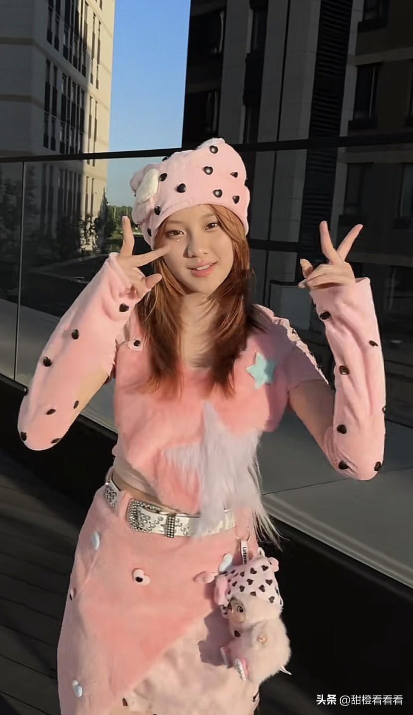 李小璐甜馨穿猫咪服同框在自家阳台跳舞，被网友评论，两个人像闺蜜，李小璐还罕见回复