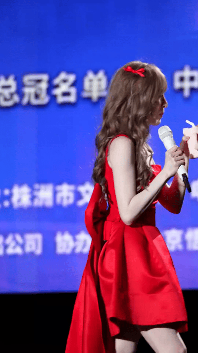 活动现场，粉丝们热情似火，扯着嗓子高呼“老婆”。王心凌脸上挂着招牌式的甜美笑容，