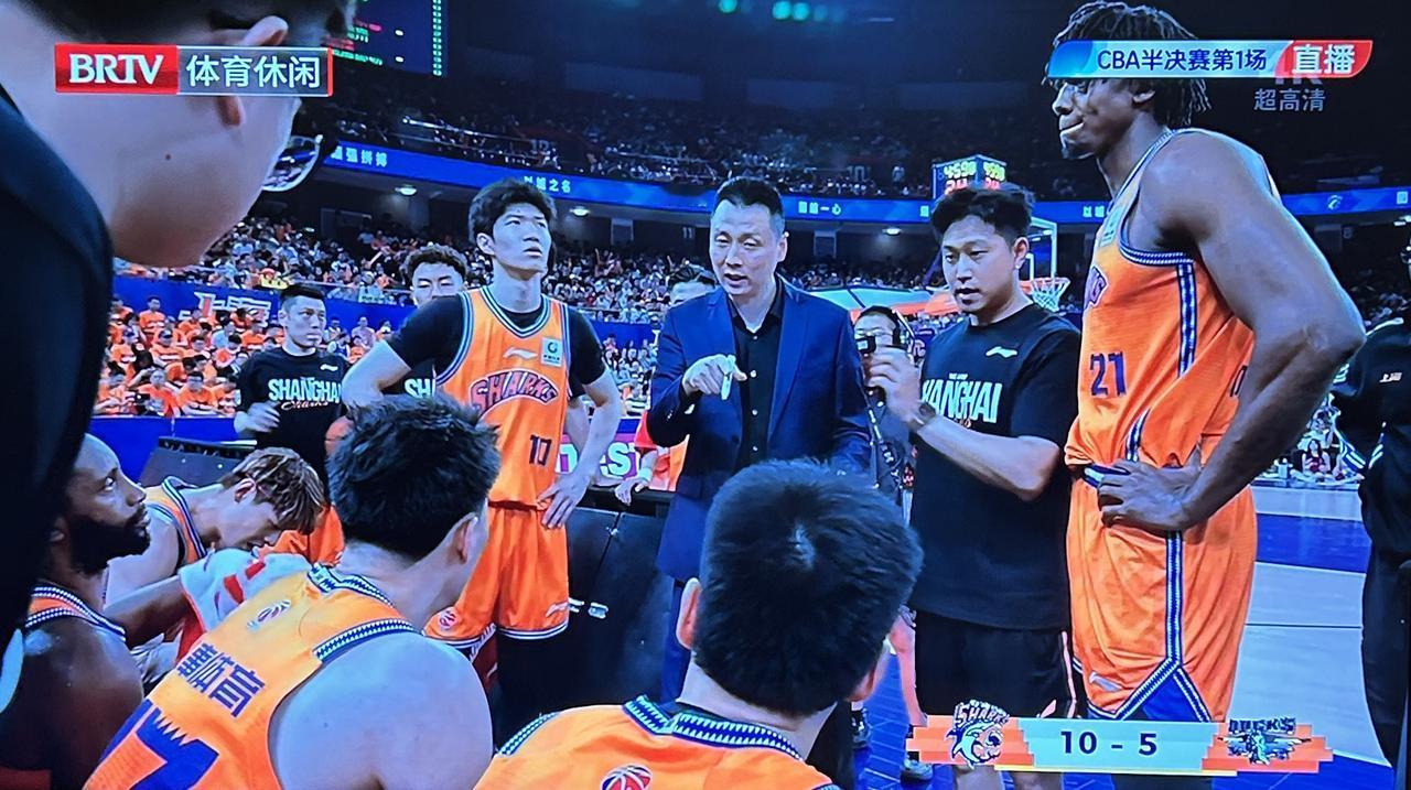 CBA季后赛半决赛第一场：上海久事主场VS北京北汽的第一节已经结束。比分为上海2