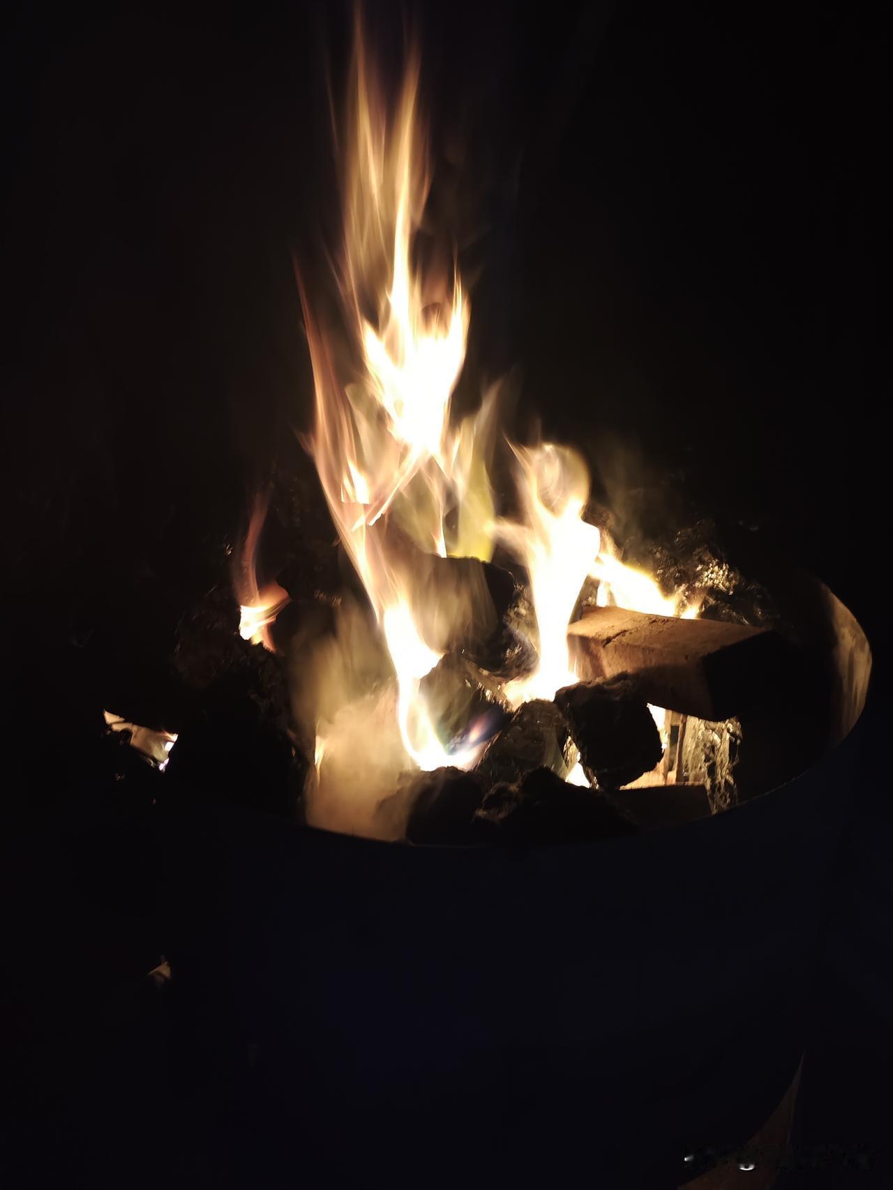 专家胡说八道叫权威，普通人胡说八道叫造谣。
领导跟普通人握手叫亲切，普通人跟领导