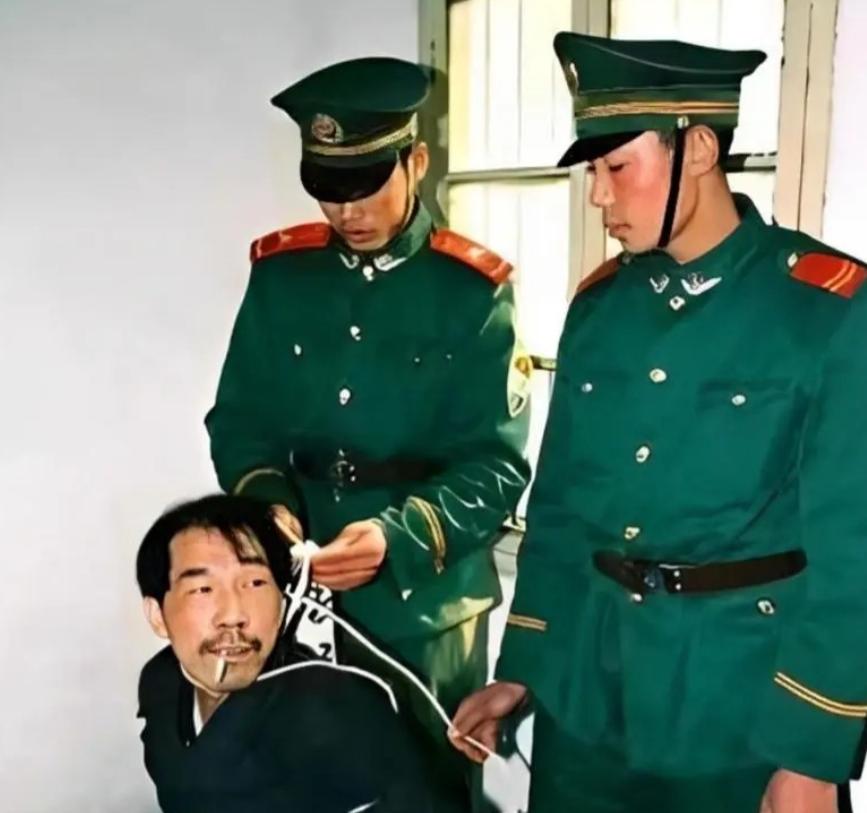 他没喊疼，也没求饶，就那样抓走了。


提起法子英，很多人脑子里蹦出的第一个词就