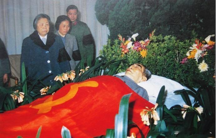 周总理去世3小时后，遗体被医生解剖研究！发现肝、肺、大脑都形成了恶性肿瘤，而当年