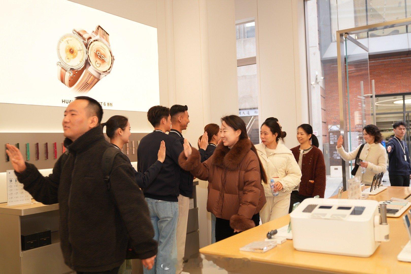 喂！今天华为Mate X7开售啦各位富哥富姐们抢到了吗全国线下门店人潮涌动、排起