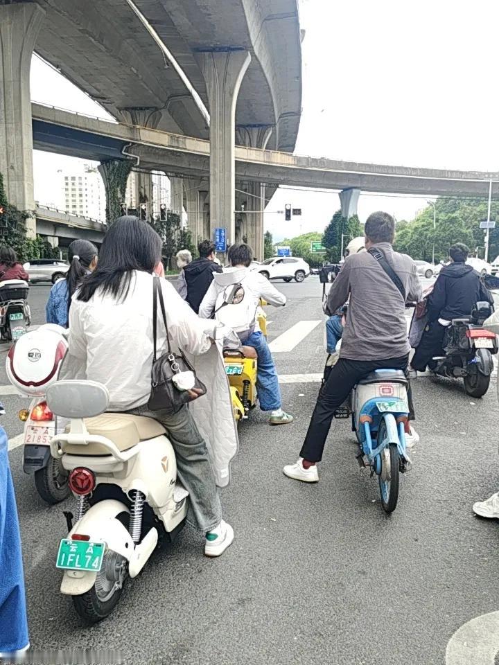 昆明上班路上的拥堵，简直就是一场噩梦。早晚高峰时，主干道全线飘红，二环、北京路这