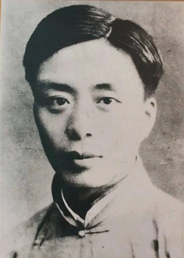 1935年，艾青在父母强压下与表妹张竹如完婚。这场婚姻从一开始便充满悲...