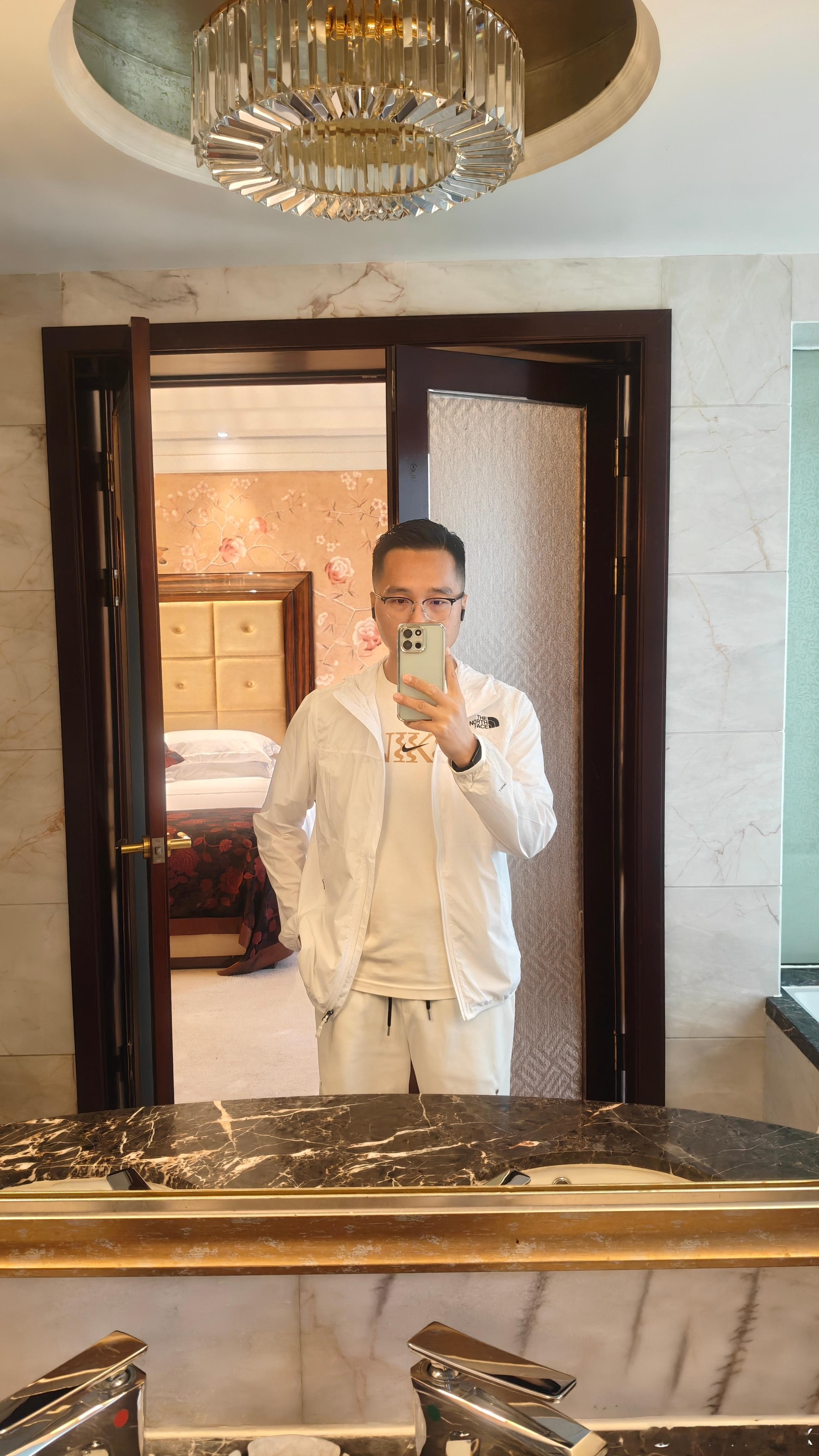 早安，各位～兴义昨夜落了一场温柔的雨，作为广西人，对声名在外的万峰林反倒没有太大