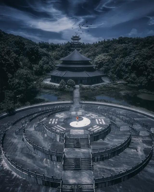 要说中国文化的精髓，那可太丰富了。“天人合一”的宇宙观就很厉害，它让人明白人和自