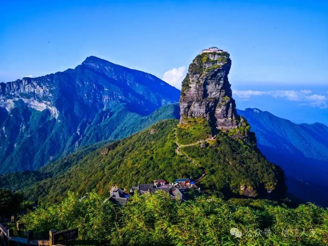 八声甘州 · 咏梵净山红云金顶

望危岩拔起接云天，丹雾绕层峰。看双崖分峙，凌空