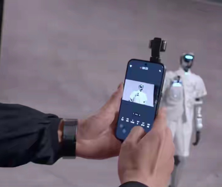 看消息荣耀这Robot Phone机器人手机实锤8月发售，机身自带三轴翻转云台谁