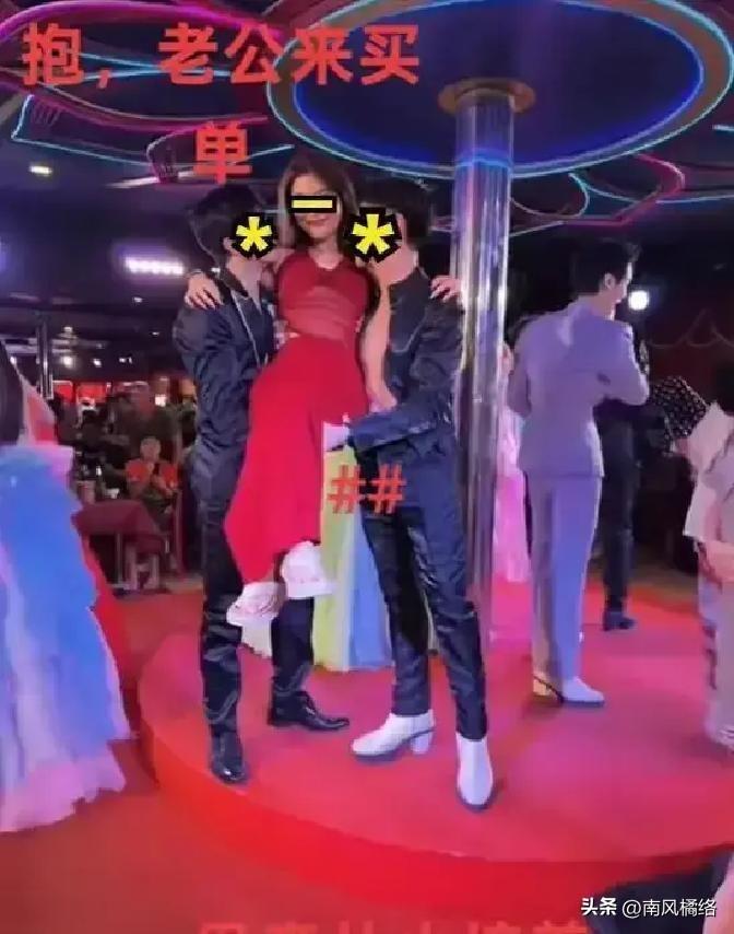 脸都不要了！女子当着老公和女儿的面点了两个男模，左拥右抱的拍照。

视频里面直接