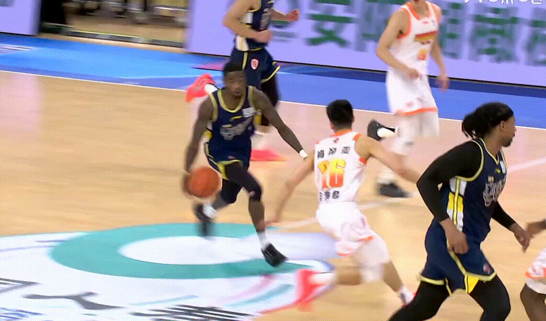 萨姆纳真快啊，冲起来根本挡不住，手上好像还缠着绷带，奶茶哥和杨溢俩风火轮同时在场