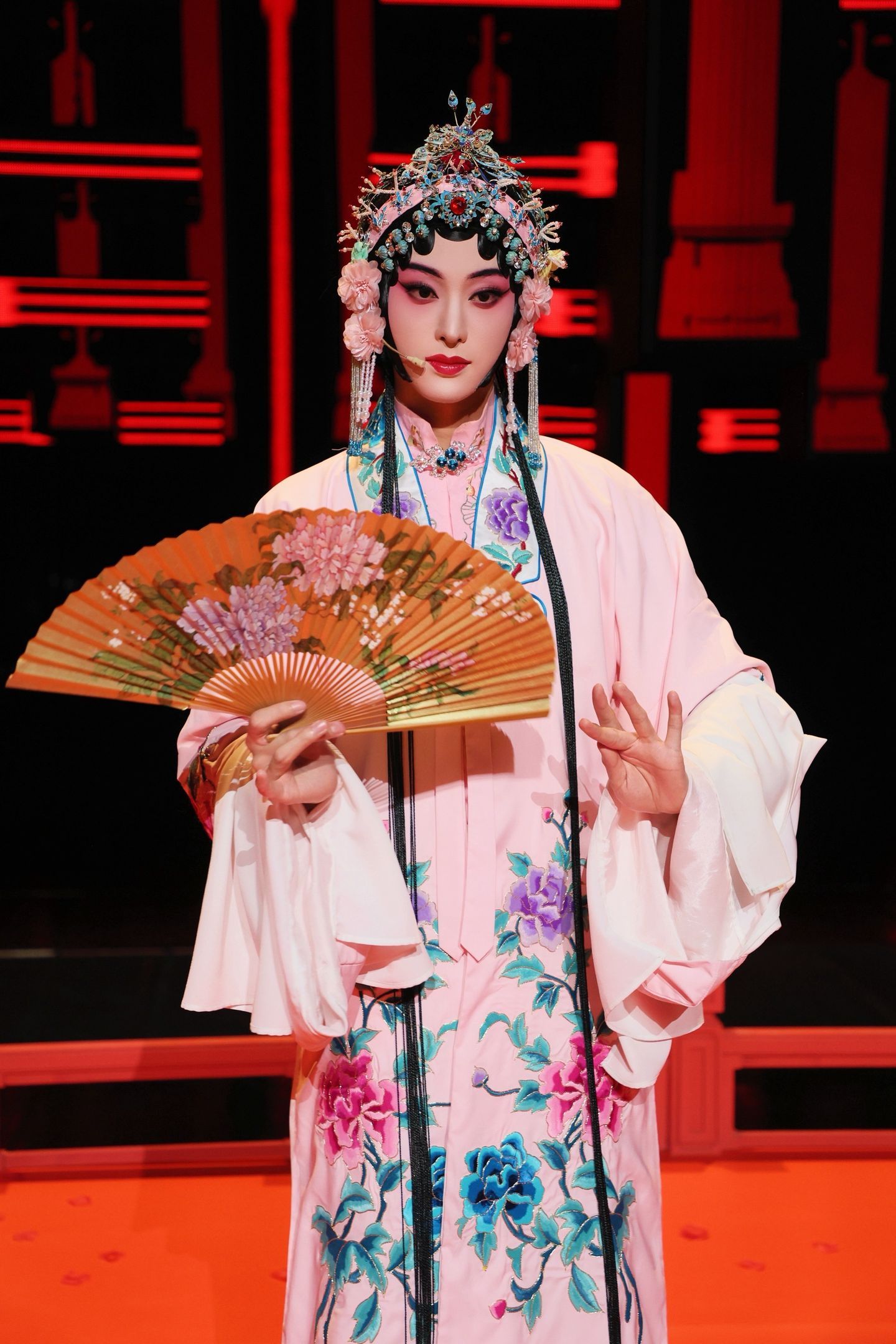 在梅边披荆斩棘年度滚烫舞台年度高能舞台来袭！三人版《在梅边》重构经典，昆曲戏腔搭