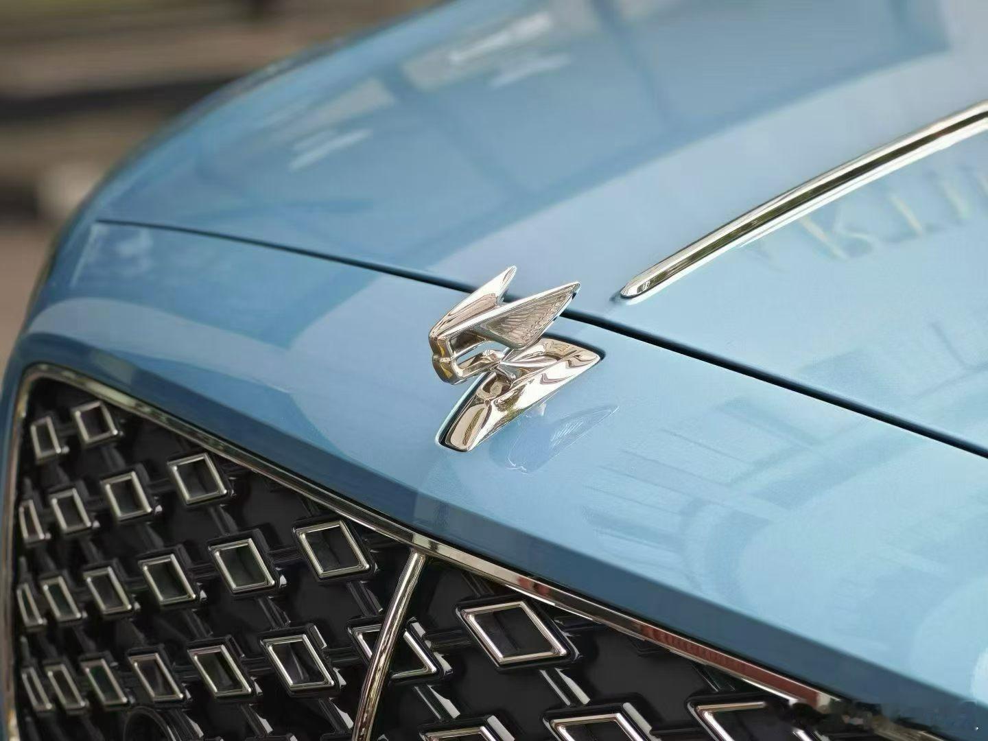 25款宾利飞驰 Mulliner  外观：浅温莎蓝，内饰：亚麻白/鲸鱼黑上牌： 