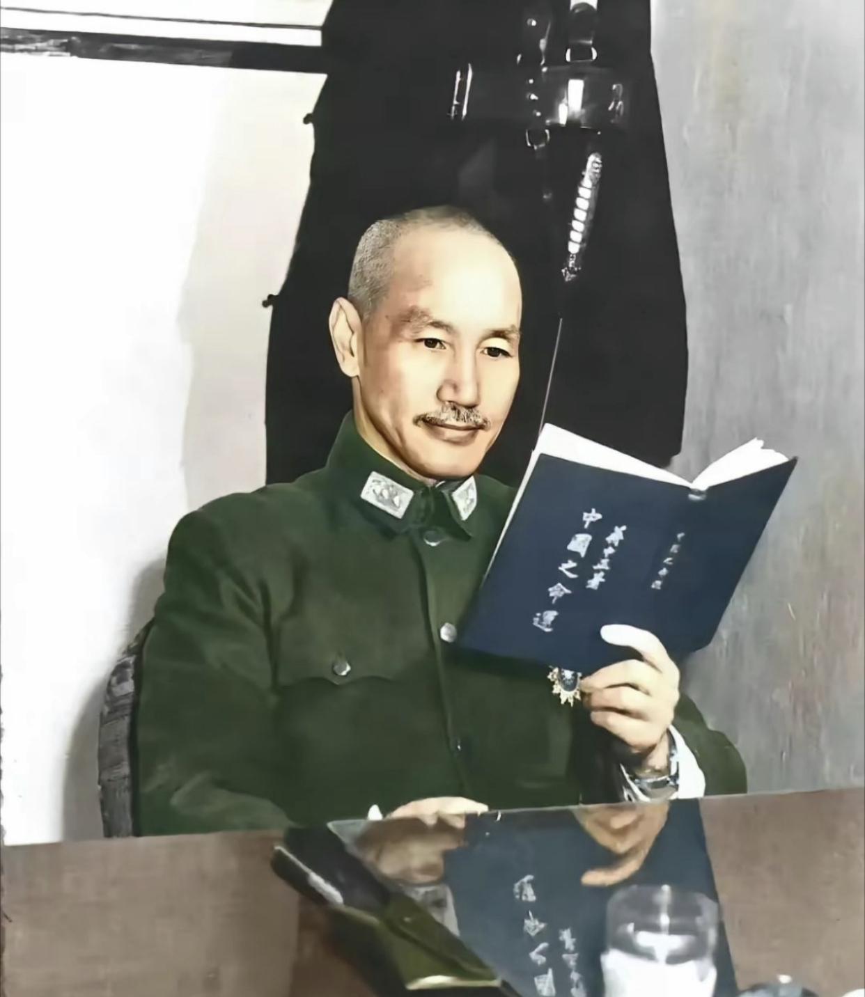 老蒋看自己写的书：“中国之命运”