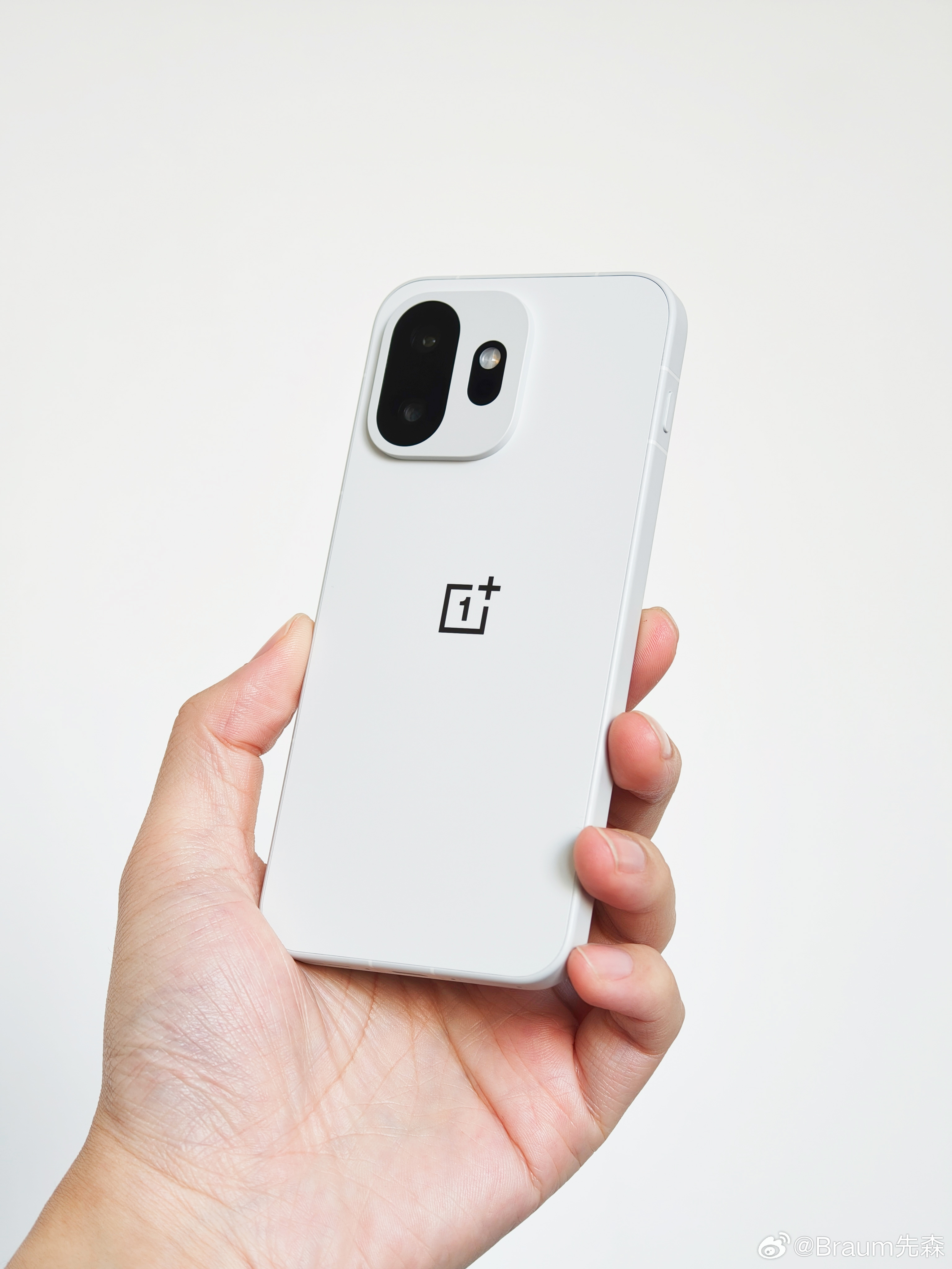 从背板到中框都是磨砂质感白色一定要去线下摸一下一加15T白 太好看了 