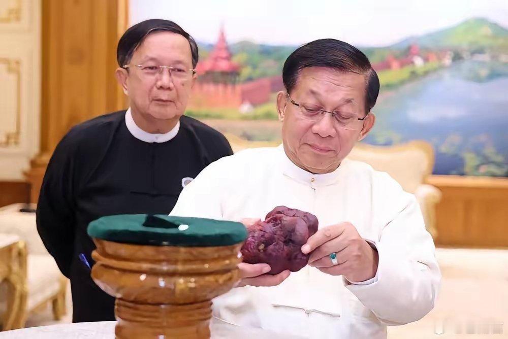 缅甸又挖出一枚2.2公斤顶级红宝石🇲🇲 缅甸发现1.1万克拉巨型红宝石昨天，