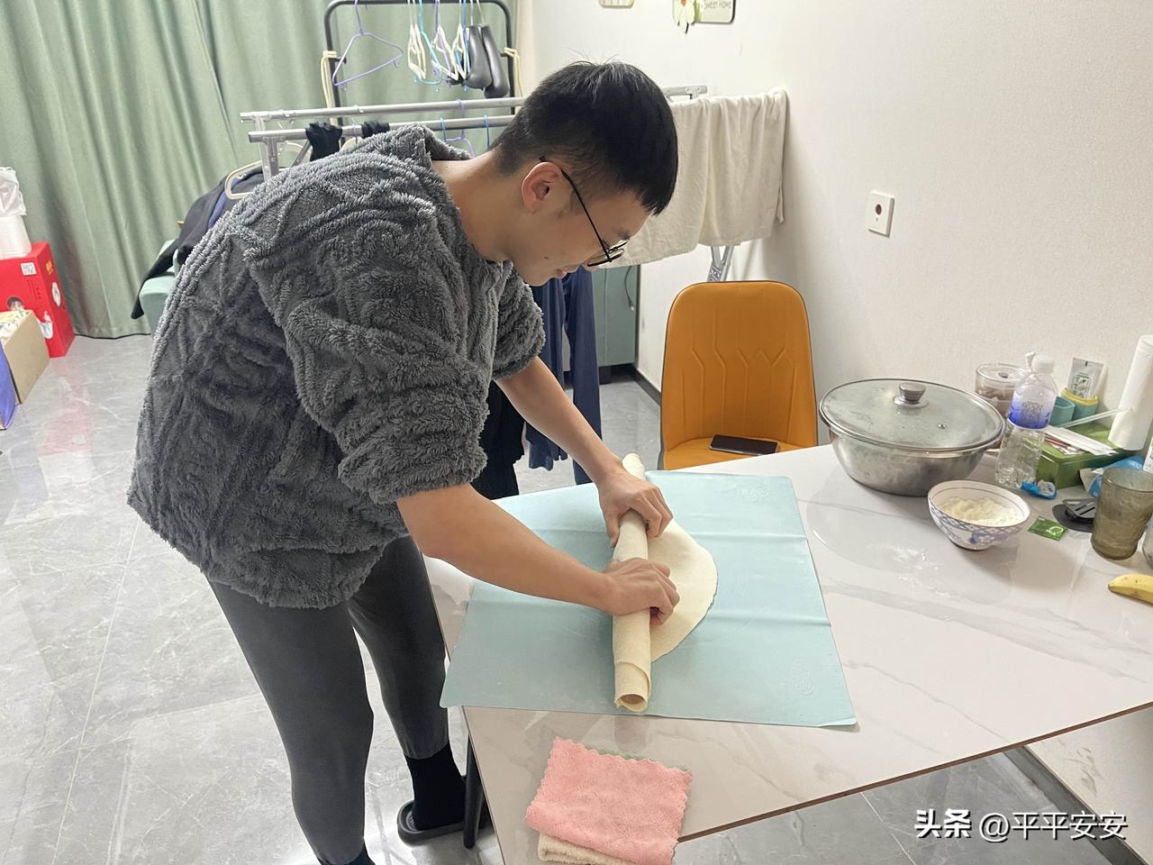 quietly 坚持。他们不依赖天赋，不靠运气，只是踏踏实实地把每一件事做好，日