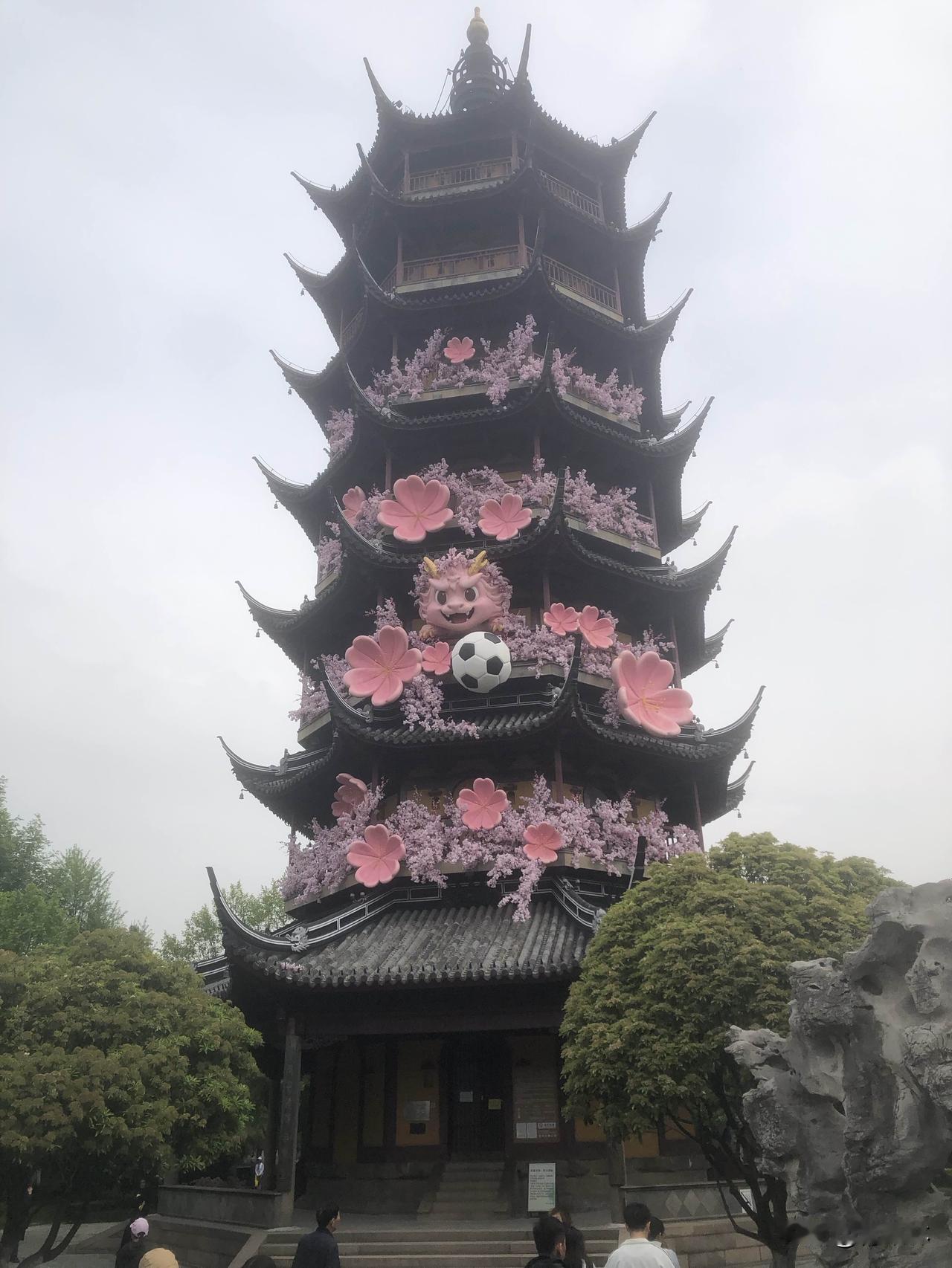 春日红梅公园随手拍！烟雨朦胧里的文笔塔被樱花和粉萌小龙装饰得超可爱，湖边杜鹃开得