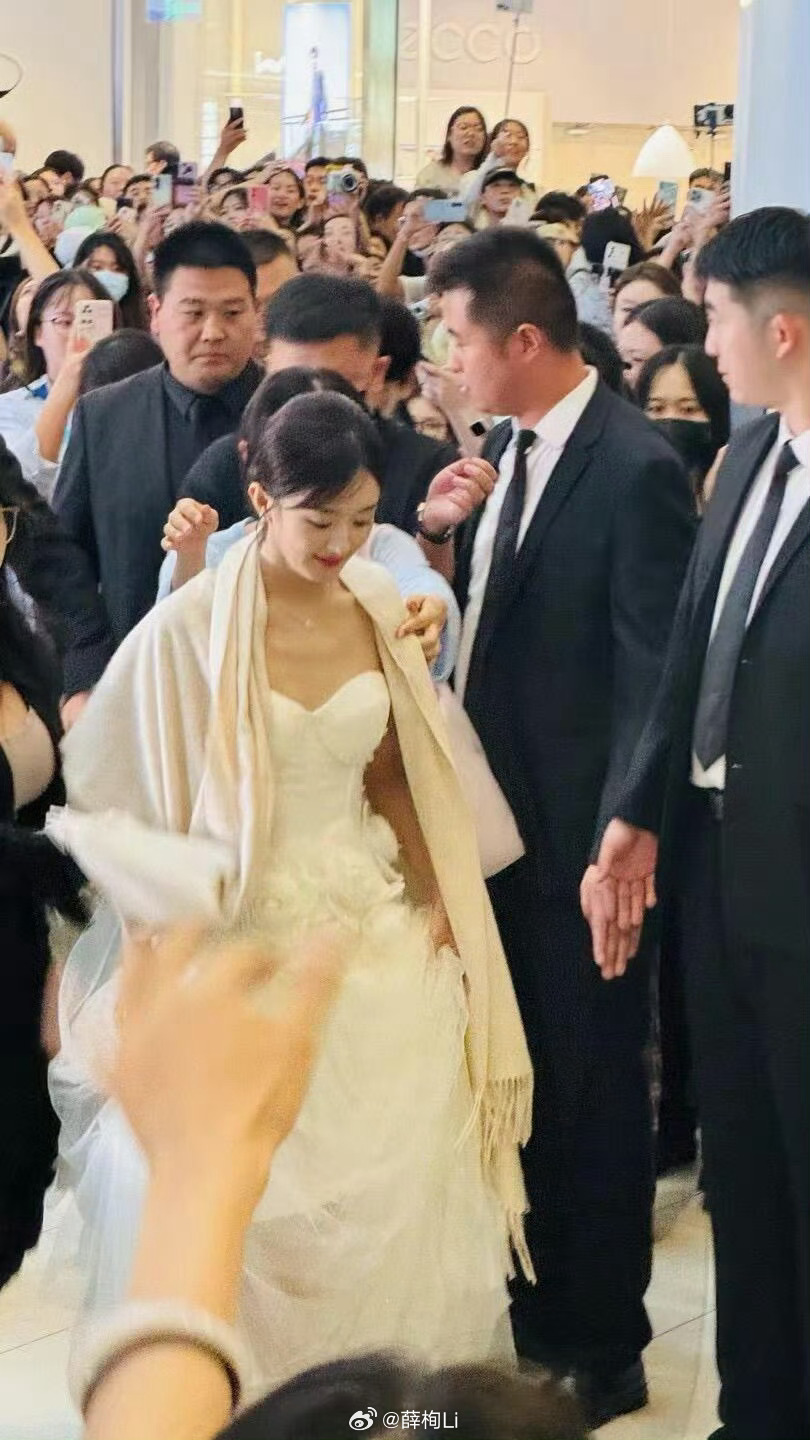 赵丽颖赵丽颖李秋萍 zly 赵丽颖小城大事“我们这个职业呢，有光彩照人的一面，也
