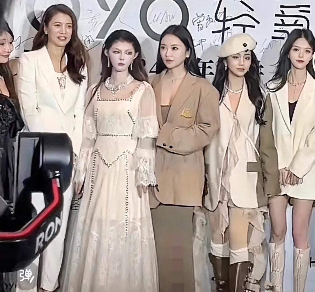 感觉到了明星和网红的差距，袁咏仪她都要碎了 ​，这还是中年袁咏仪，都降了八级了都