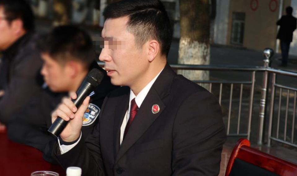 2001年，四川广安，一名检察官刘履江，为了逼妻子离婚，竟然公然带着自己的情人堂