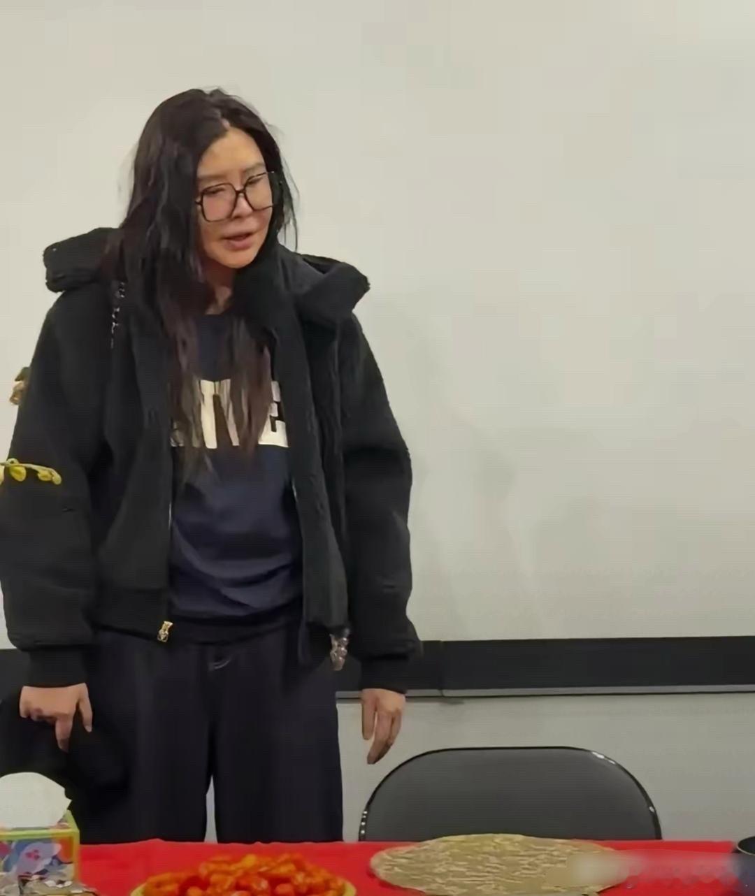 这居然是王祖贤。 