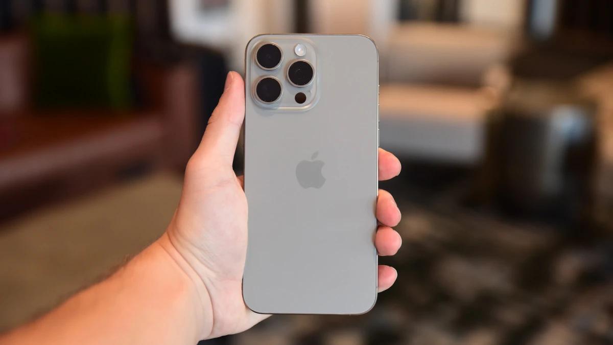 【iPhone全球销量下滑加剧】近期市场研究机构指出，苹果在2月份的销量达到17