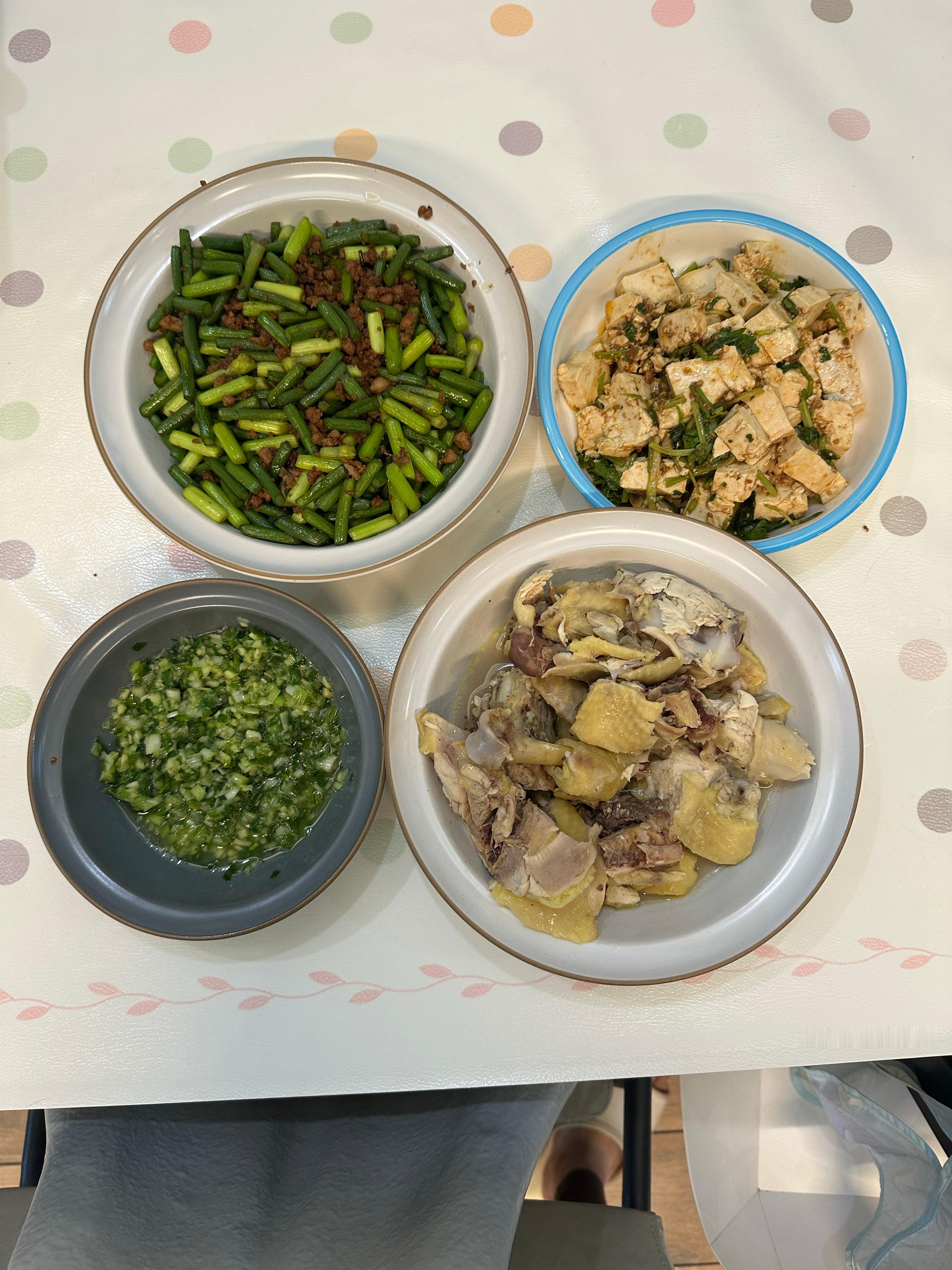 吃饭！昨晚剩的白斩鸡今天吃依旧美味🤤 
