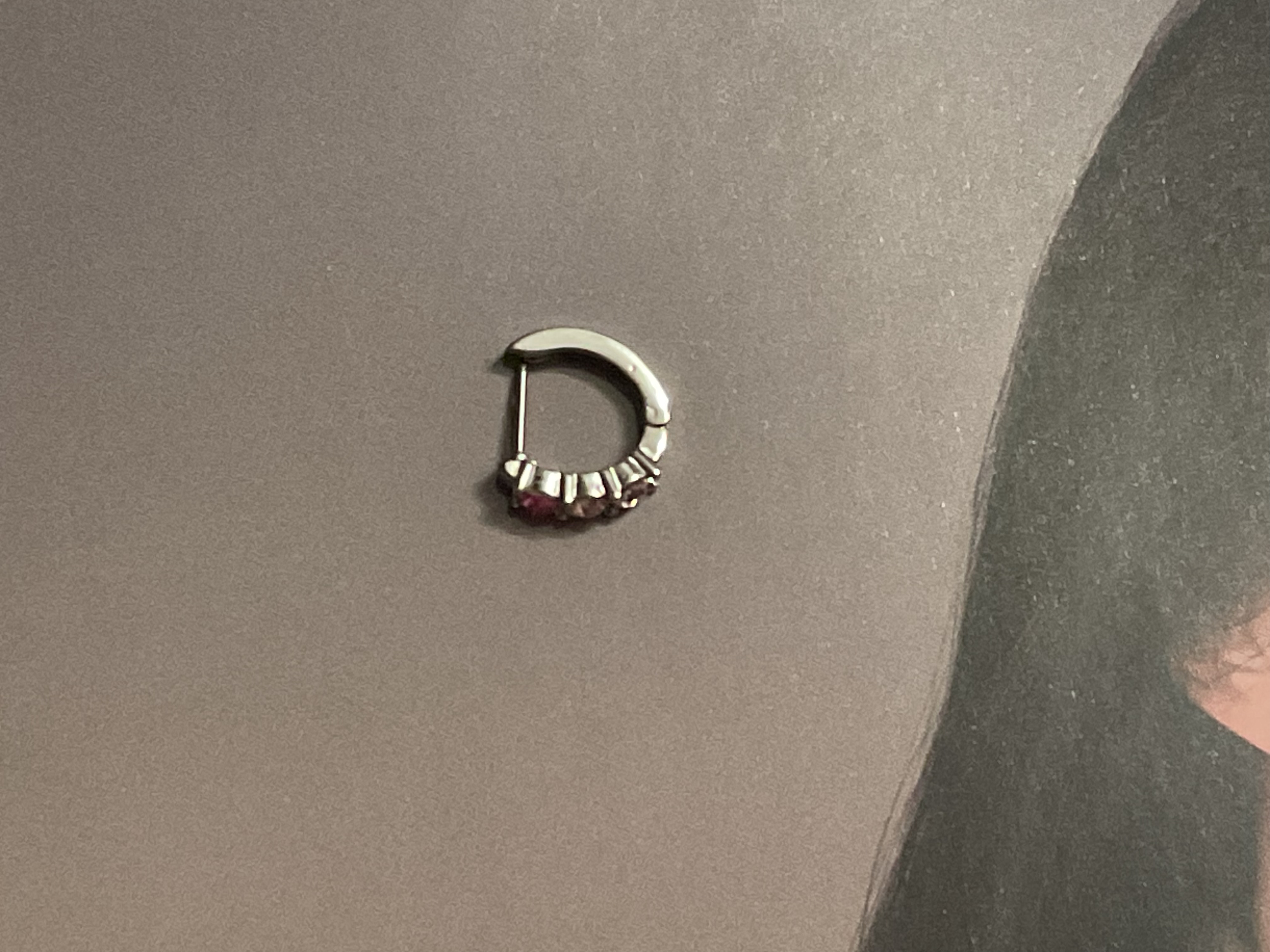 我去了刚才我挠挠耳朵他就这样掉下来了 我以为我耳朵豁开了吓死我了