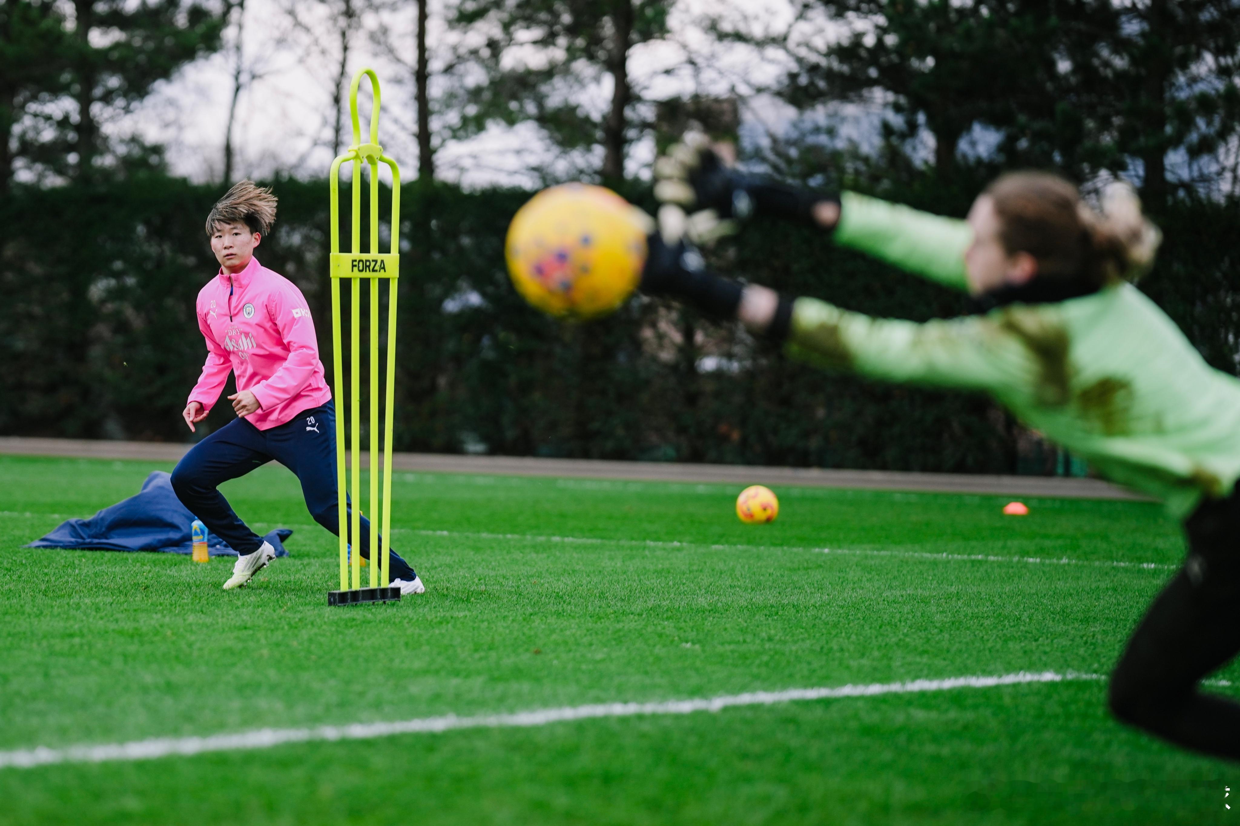 barclayswsl 藤野青葉已经回到训练场。看来上次头部碰撞问题不大。nad