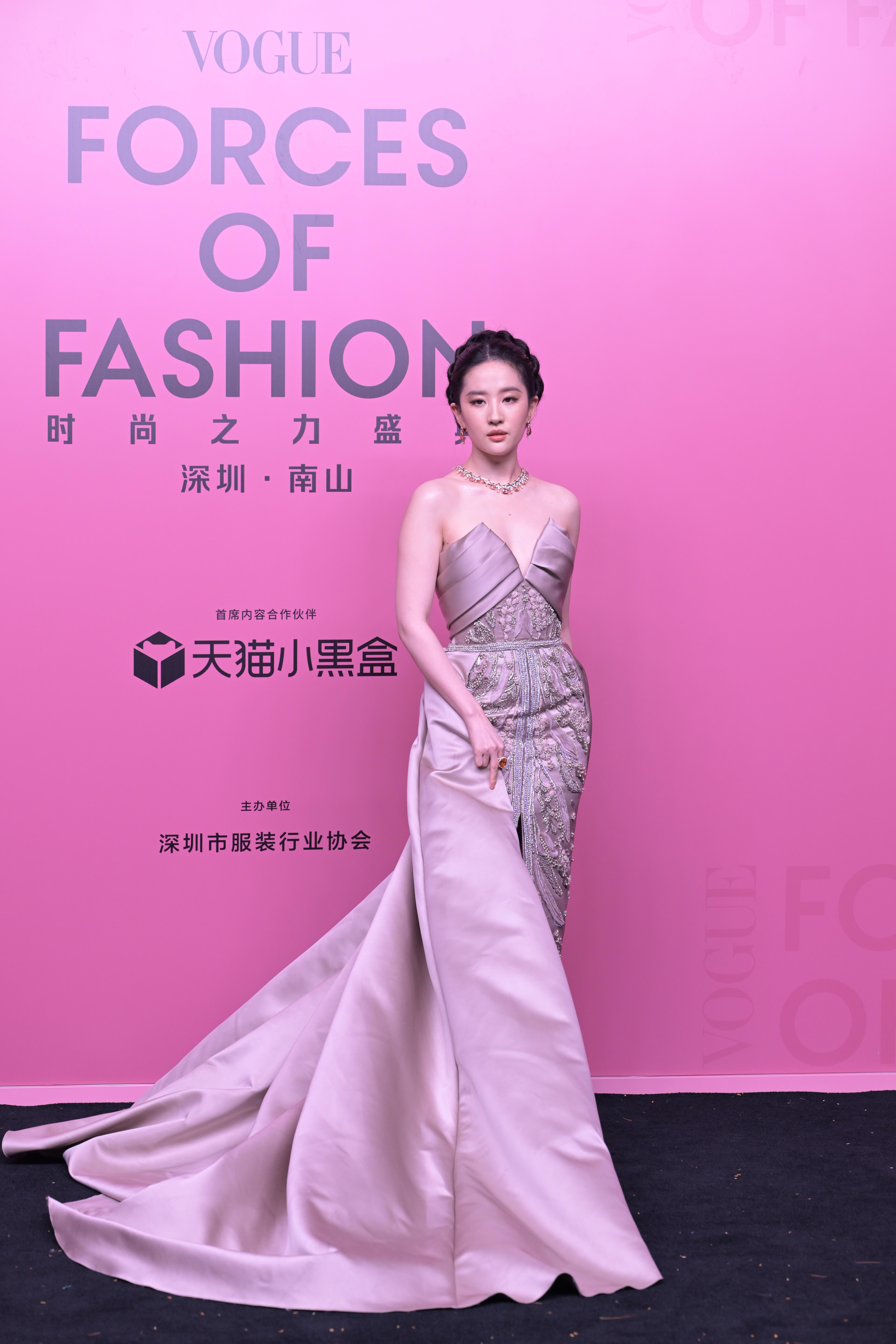 #刘亦菲周深李现等明星闪现深圳# 帅的帅，美的美！ ​​​