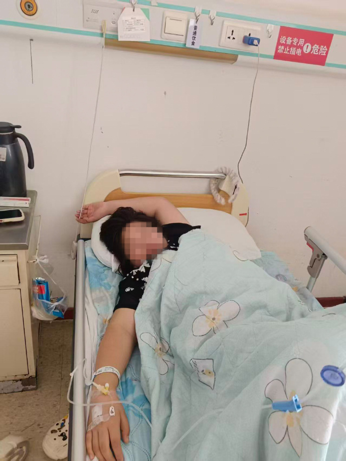 【#初二女生遭同学围殴后现抑郁症状#】#警方介入调查初二女生遭同学围殴# 6月3