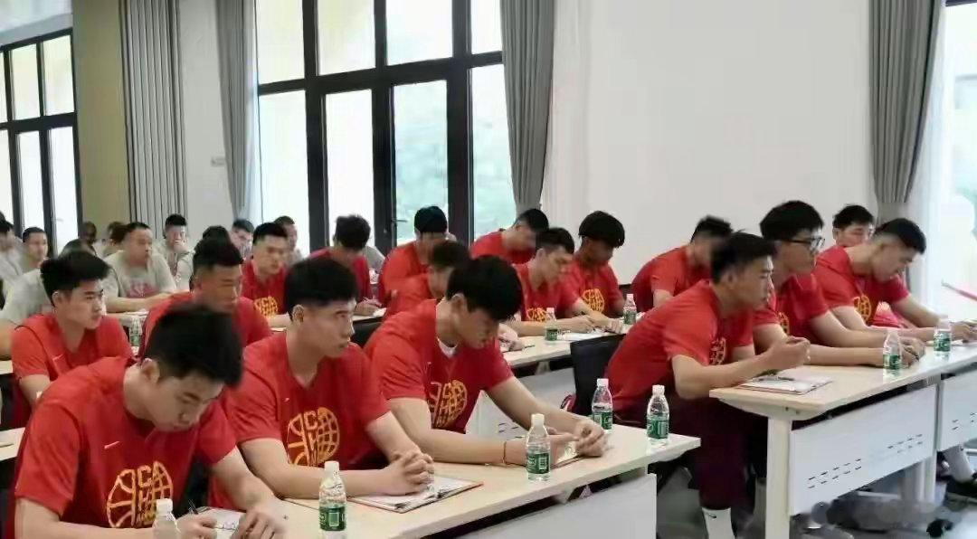 中国男篮召开世预赛集训入队会男篮世预赛入队会召开，全员备战第三窗口期。党支部获优