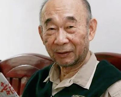 这位身穿5块钱背心的老人徒手造出值上亿装备，他曾用18月就破解了“钱学森密码”，