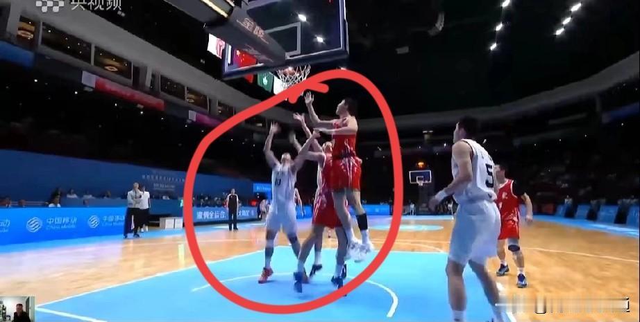 今天山东u18男篮对阵广东队的决赛看的真窝心啊，裁判吹的啥啊，山东队员被干的人仰