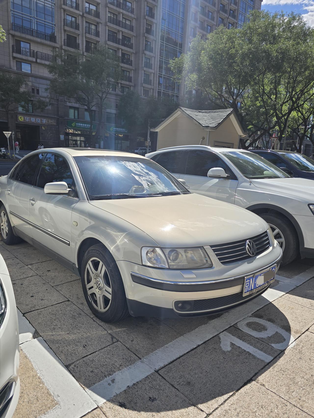 老款的大众帕萨特2.8V6，六缸自吸丝滑，当年的行政豪华标杆。【来自懂车帝车友圈