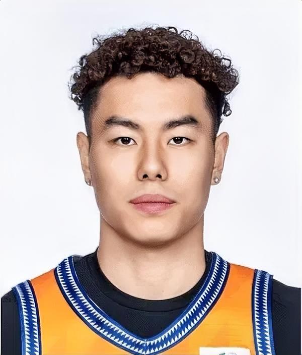 上海男篮李添荣真是又帅又准！CBA常规赛今晚上海114：80狂胜辽宁。李添荣的表