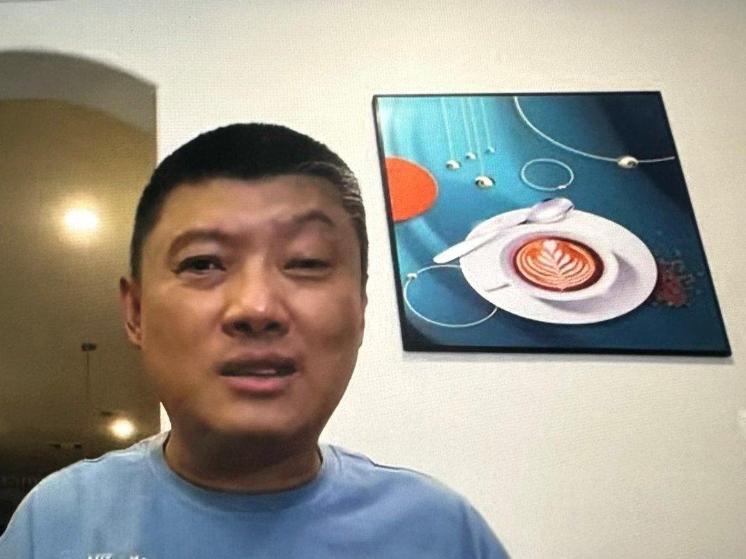 有人怀疑袁某得了面瘫，因为现在每次出来都是一眼大一眼小[思考][思考][思考]，