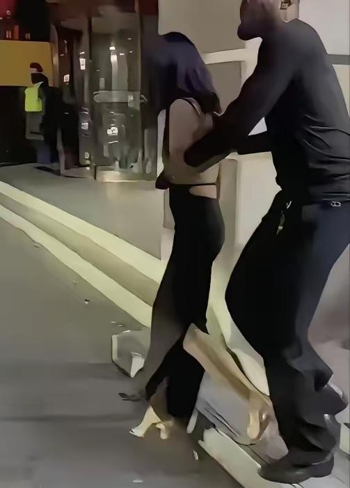 牢A一针见血！这种无底线倒贴老黑，真是丢尽脸面。街头上一幕，太现实了。

国内姑