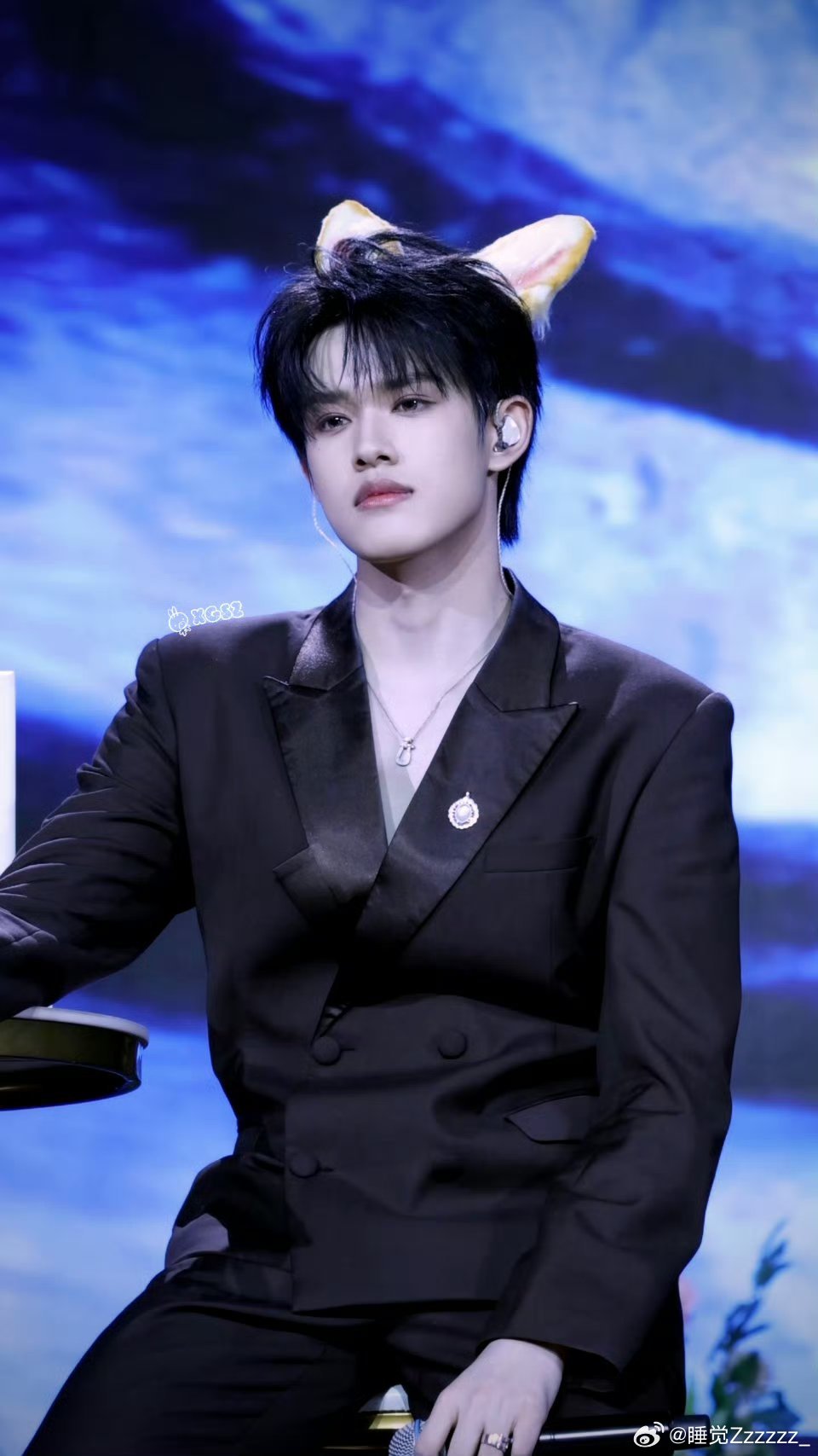 赵丽颖站姐发了张极张极舞台表现亮眼、态度认真，用实力赢得前辈圈层的关注。感谢赵丽