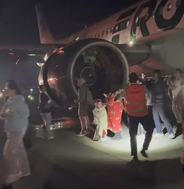 边疆航空4345航班在17L跑道正要起飞。一名男子翻越机场围栏闯入跑道，被加速起