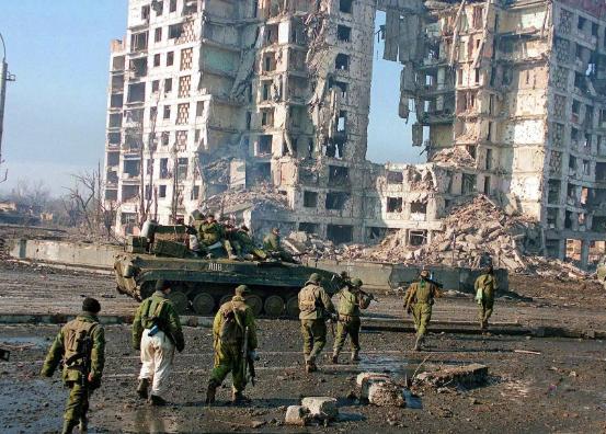 伊朗这场仗，基本上已经打不下去了。
不是说伊朗要公开举白旗，那是绝对不可能的，毕