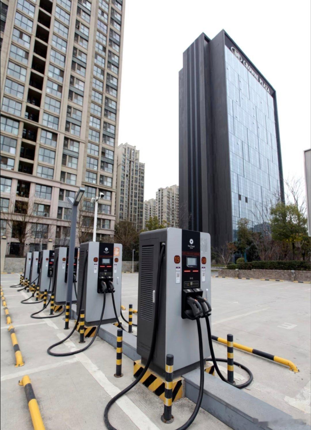 2026在高速服务区建超1万个充电枪方向很明确，依旧是要支持新能源大力发展。大家