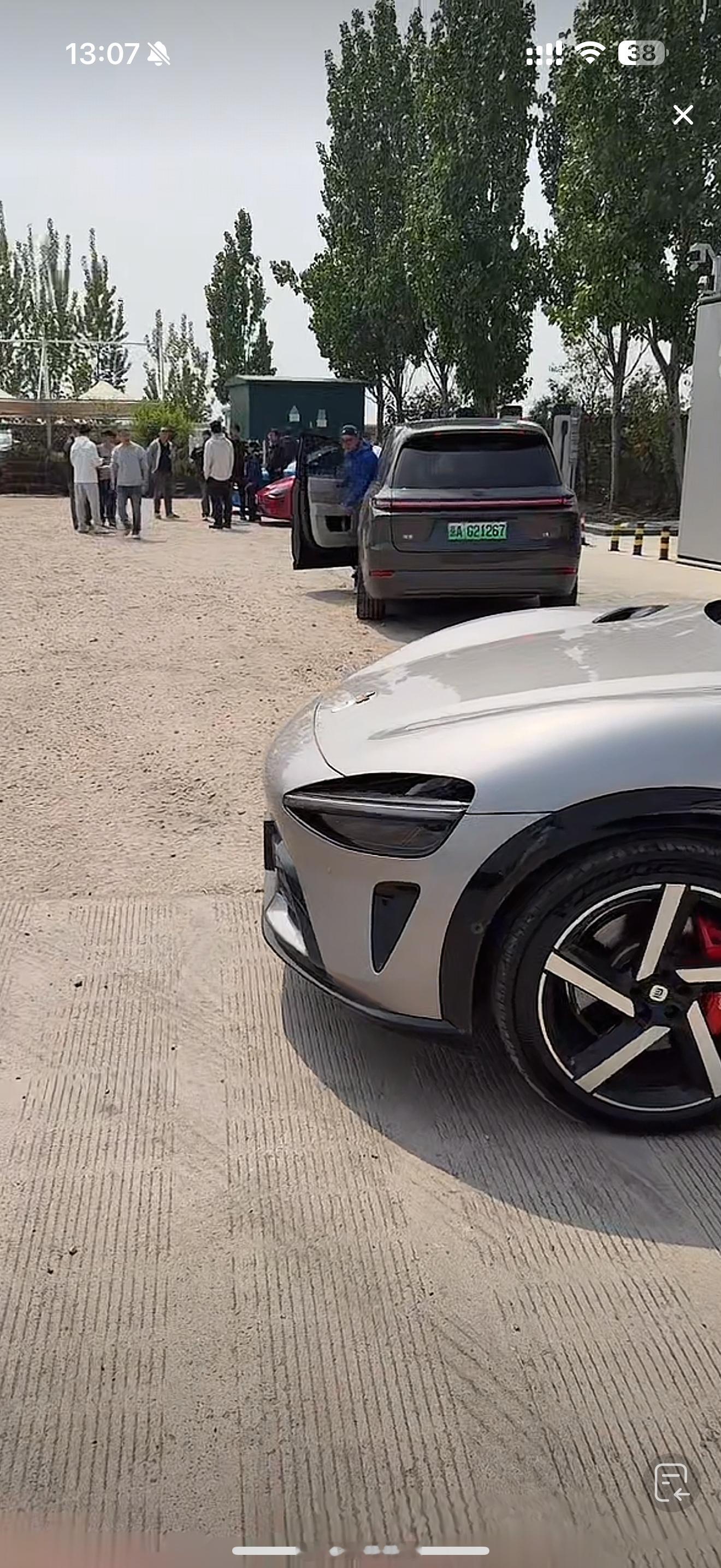 小米续航直播保障车是理想 L9从图片中可以看到，领头的是L9，押尾的是L8雷军说