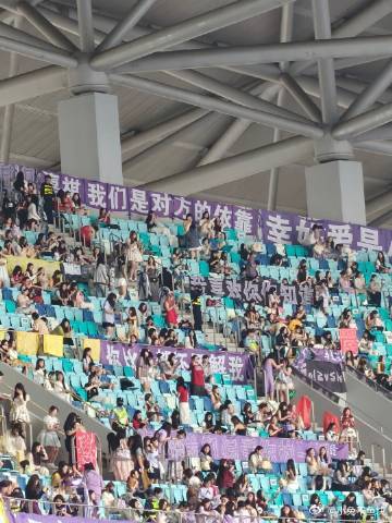 马嘉祺最长的灯牌跨了四个区 现场直接被马嘉祺的灯牌震撼到失语，四个区连在一起，浪