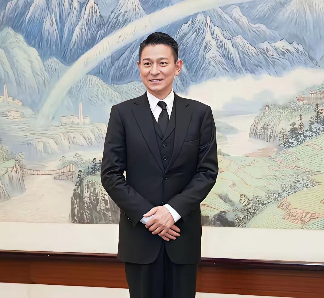 刘德华往那里一立一坐就有一股正气，扑面而来。正气的力量这个别人是学不来的，有些人